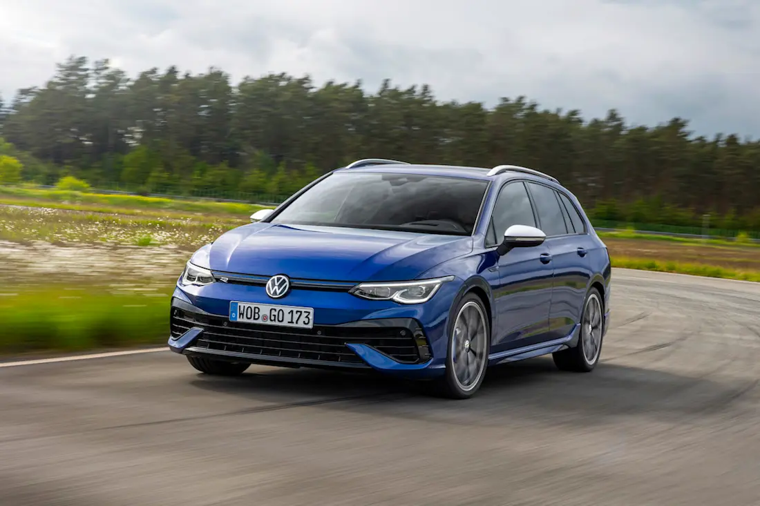 Volkswagen Golf R Variant (2022) rijdend, vooraanzicht Volkswagen Golf R Variant (2022) rijdend, vooraanzicht