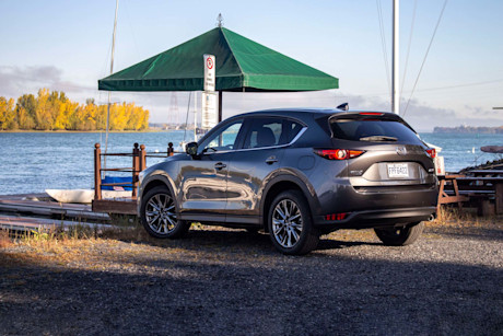 Mazda CX-5 Signature 2.5T vs 2.2D 2019 : match comparatif Image