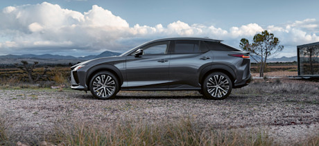 Lexus RZ 450e (2022) banner