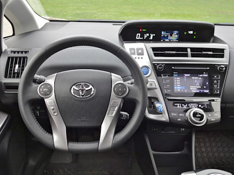 Editorial 2015 toyota prius v sh 29