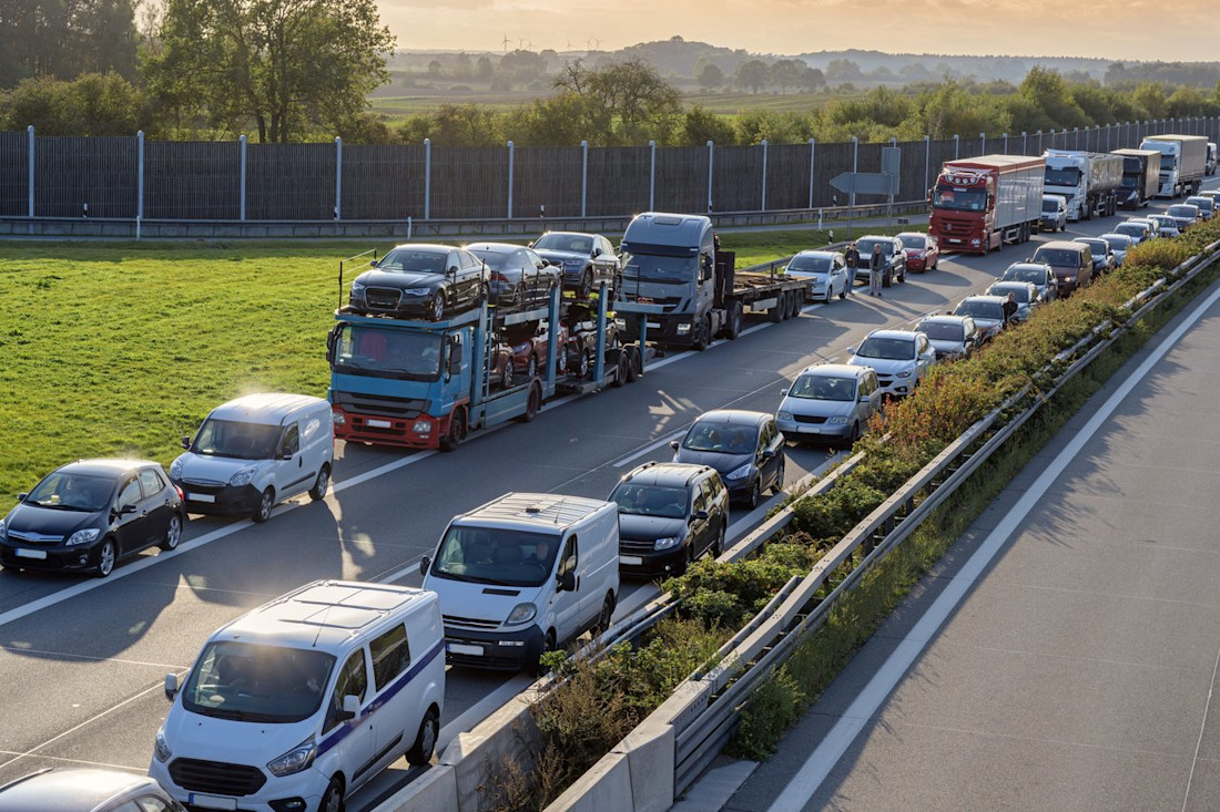 Corsia d’emergenza: quando utilizzarla e le multe per chi la occupa abusivamente