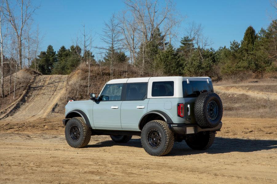 Bronco_4dr_features_06 (1).jpg