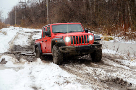 Chevrolet Colorado ZR2 Bison 2020 vs Jeep Gladiator Rubicon 2020 : match comparatif Body Image