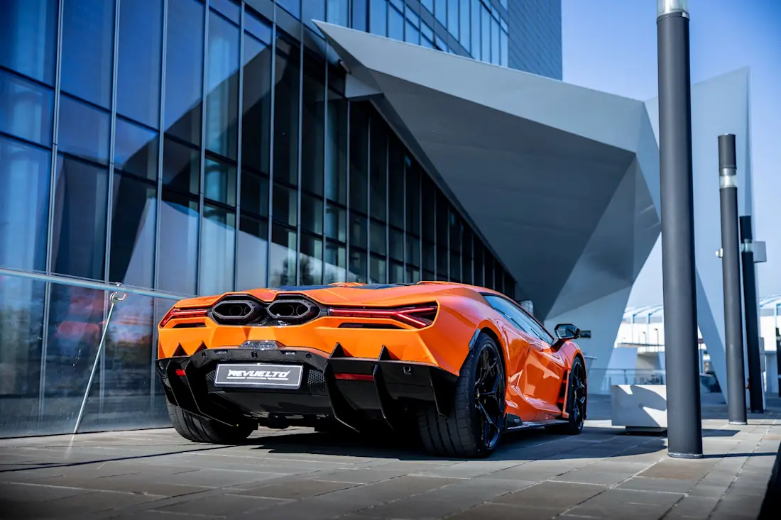 lamborghini revuelto35