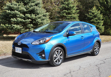 Editorial 2019 toyota prius c technology 03 jm