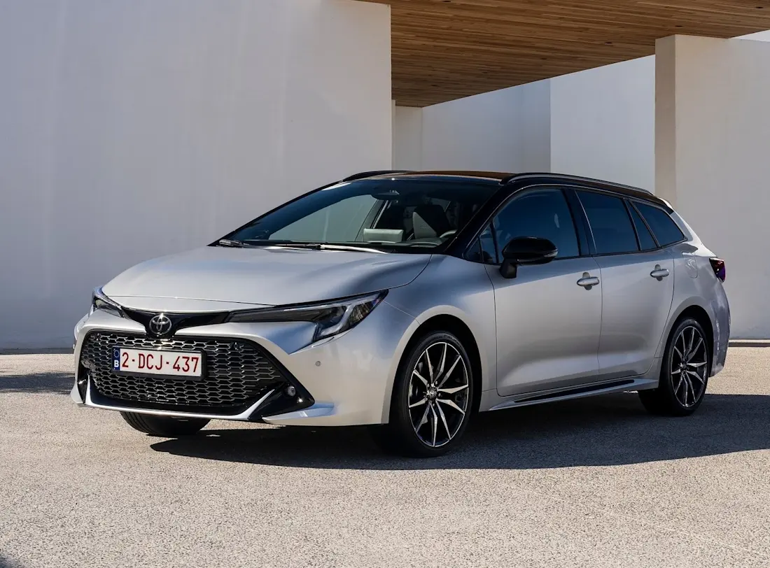 toyota-corolla-touring-sports-white-front