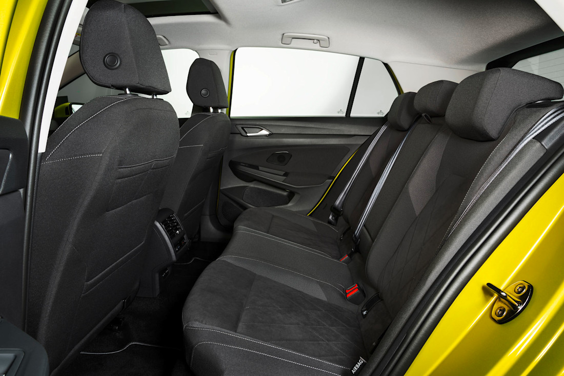 GOLF8_Int_Backseats.jpg