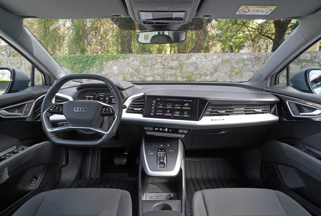 3 audi-q4-35-e-tron-cockpit