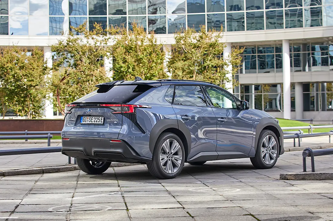 Subaru Solterra (2023) statisch, achteraanzicht Subaru Solterra (2023) statisch, achteraanzicht