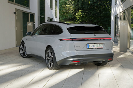 4 nio-et5-touring-2026-heck-seitlich