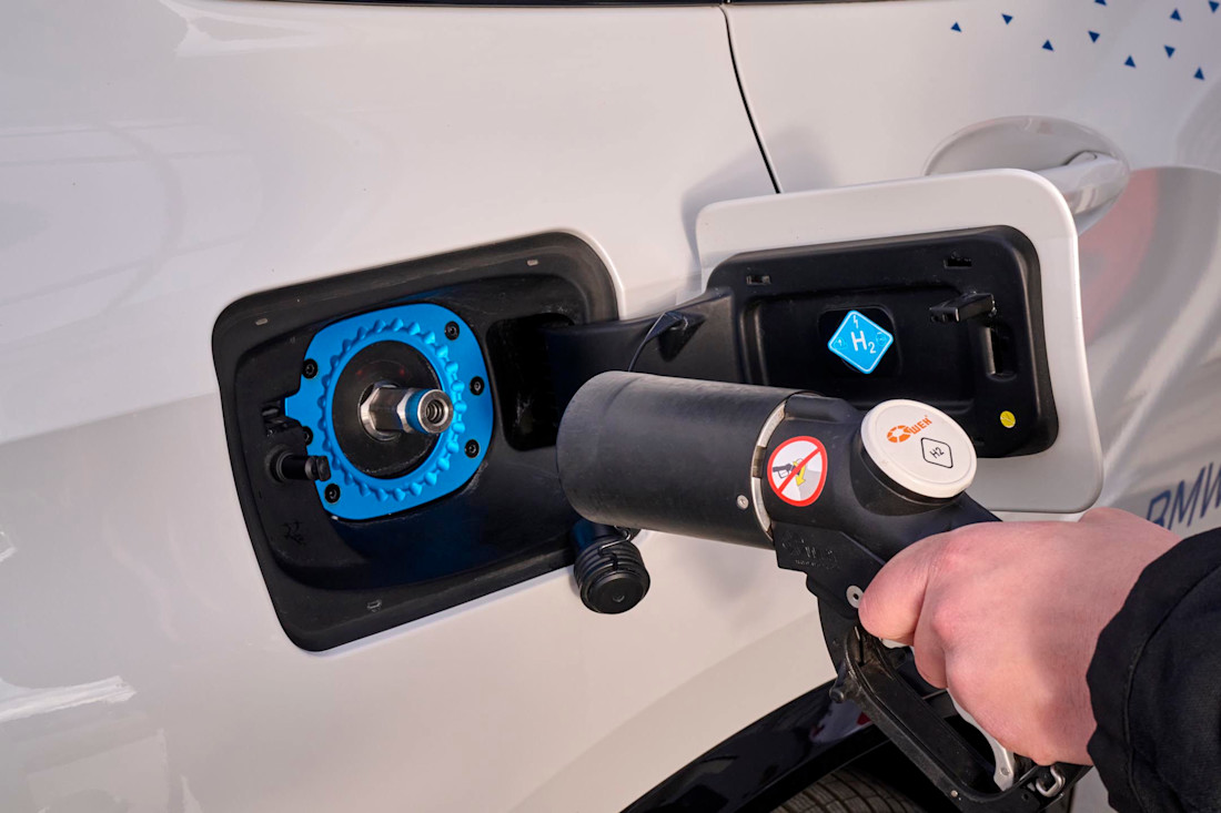 Editorial bmw ix5 hydrogen fuel cell ev fcev concept 06 pump bmw