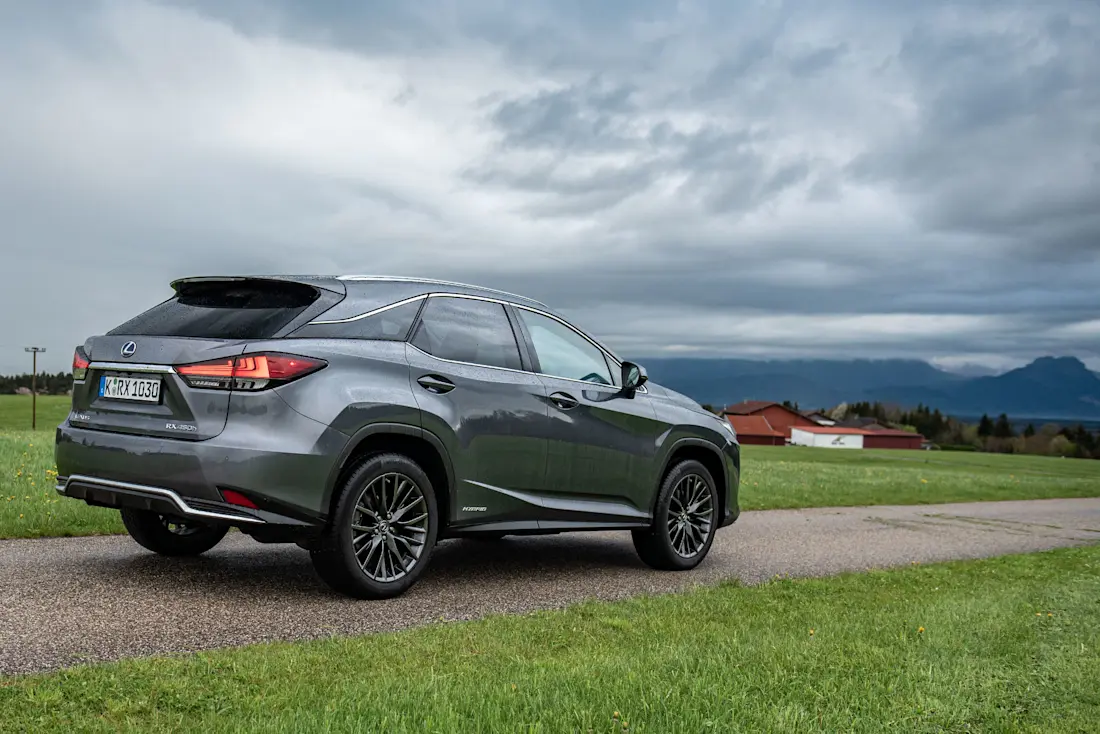 Gefällige Kante: Das Außendesign des Lexus RX kaschiert dessen Opulenz sehr gekonnt. Ein Porsche Cayenne ist nicht viel größer.   Gefällige Kante: Das Außendesign des Lexus RX kaschiert dessen Opulenz sehr gekonnt. Ein Porsche Cayenne ist nicht viel größer.
