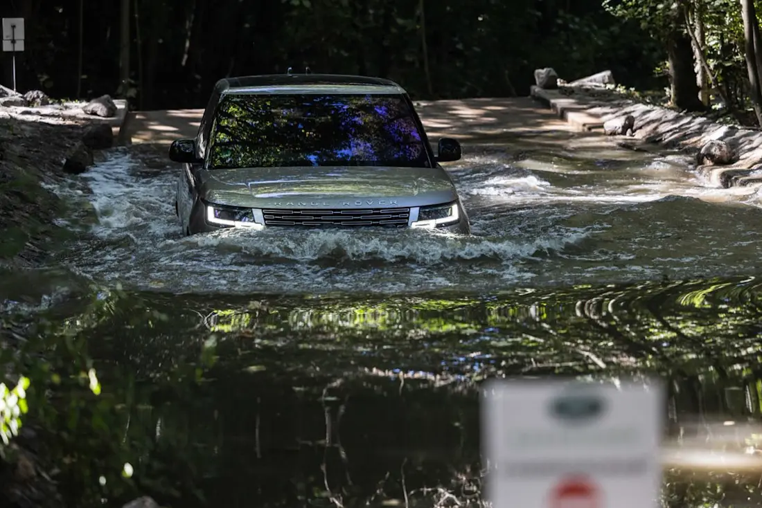 Range-Rover-Offroad-Water