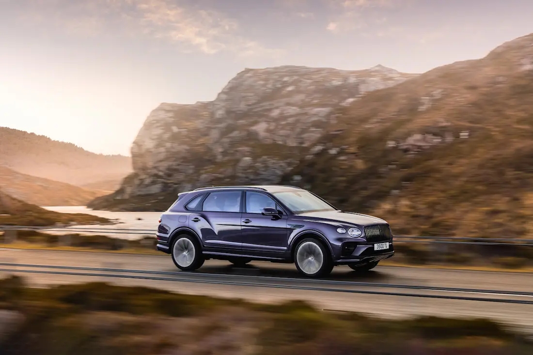 Bentley Bentayga EWB (2022) rijdend, vooraanzicht