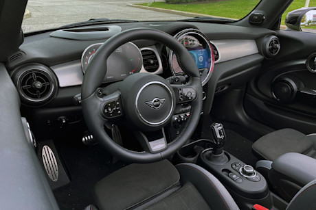 Editorial 2022 mini jcw convertible 16 ct
