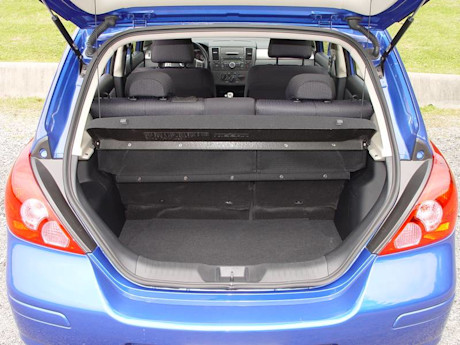 Editorial 2008 nissan versa gw 014 7864