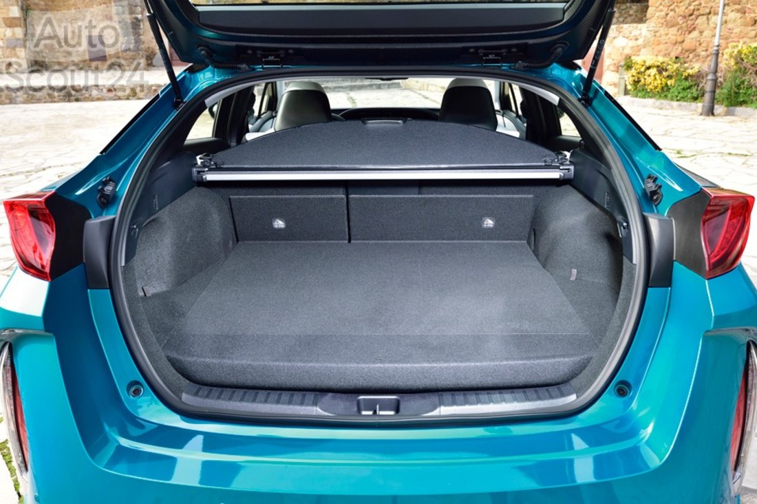 Toyota Prius PHEV (10).jpg