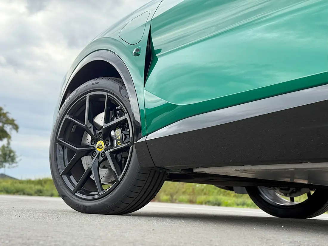 02 Lotus-Eletre-600 02 Lotus-Eletre-600