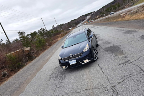 Editorial 2017 kia niro sx touring 05 jp