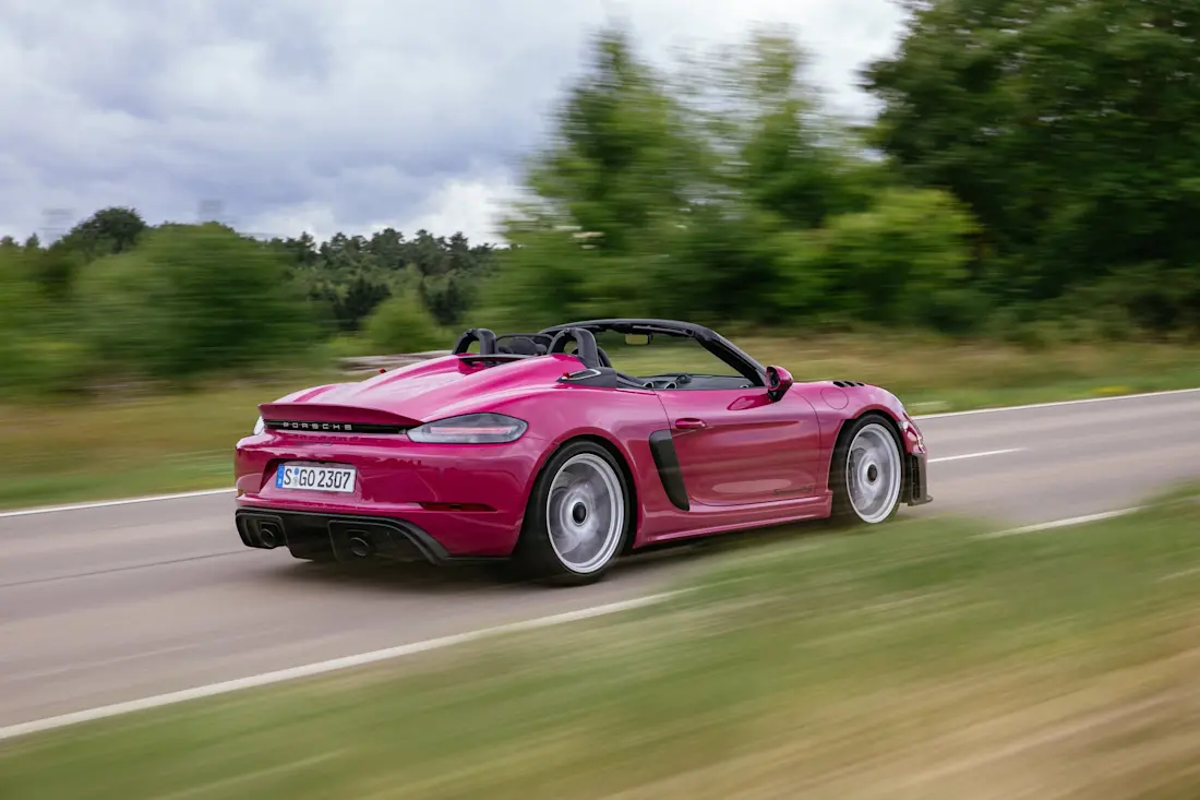  Das Fahrwerk des 718 Spyder RS wurde speziell für den Einsatz auf normalen Landstraßen abgestimmt. Schläge in den Rücken? Eher die Seltenheit.