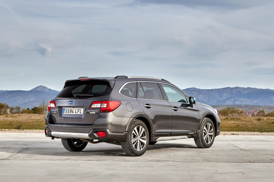 Subaru Outback Silver Edition (15).jpg