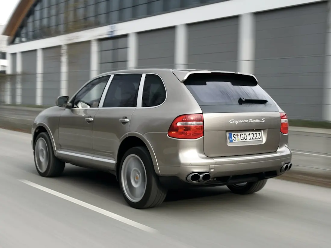  Der Cayenne Turbo S (957) war einst das Aushängeschild von Porsche und galt neu als extrem teuer. Heute kostet der 550-PS-Bolide zwar kaum mehr als 20.000 Euro, dafür bleiben die Wartungs- und Unterhaltskosten auf Oberklasse-Niveau.