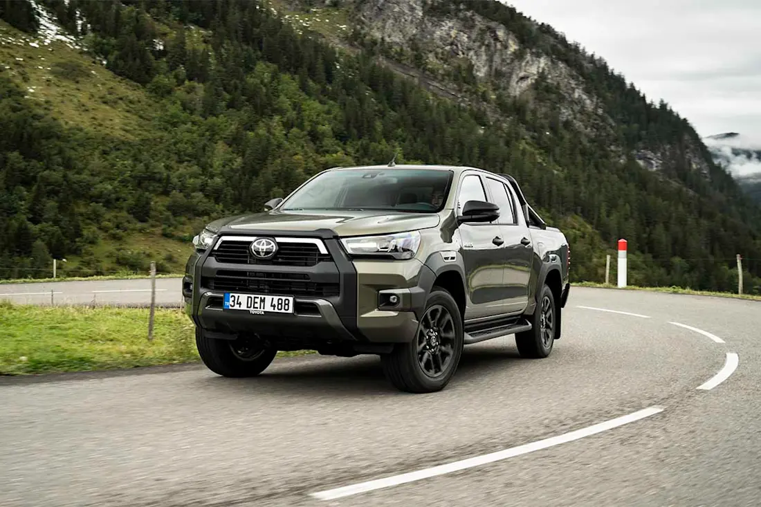 AS24 Toyota Hilux 2021 rijdend voor AS24 Toyota Hilux 2021 rijdend voor
