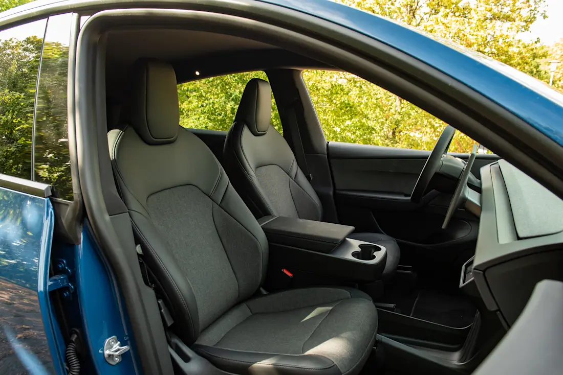 tesla-model-y-hinterrad-2026-sitze