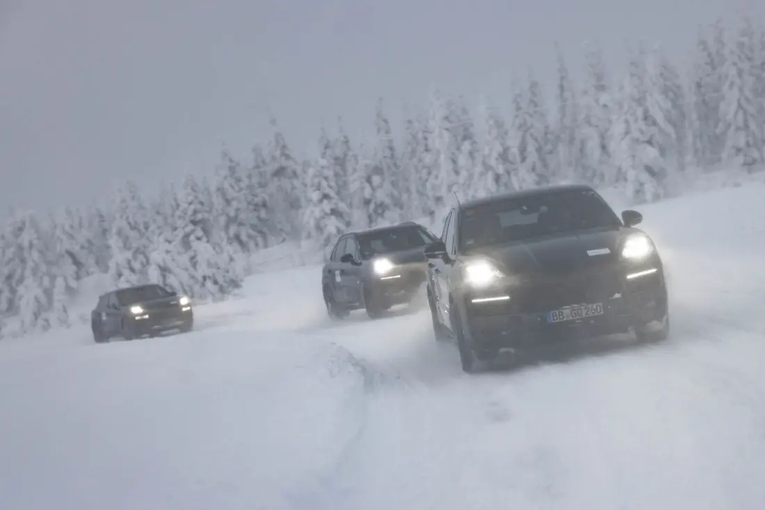 Porsche-Cayenne-Facelift-Driving Porsche-Cayenne-Facelift-Driving