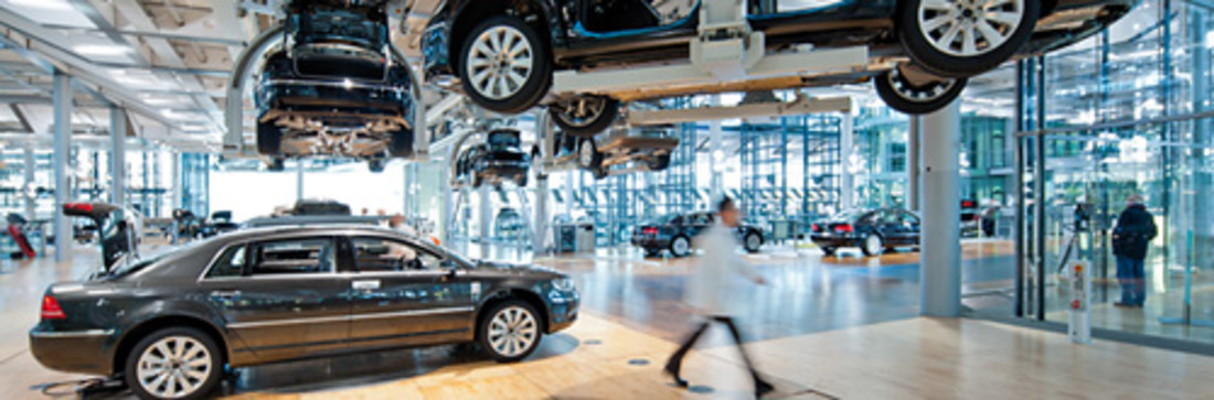 Reportage: Zehn Jahre Gläserne Manufaktur Dresden – Wo Autobau Kunst ist