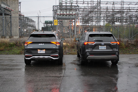 Kia Sportage HEV 2023 vs Toyota RAV4 Hybride 2022 : match comparatif Image