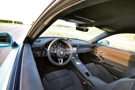 Editorial 2017 porsche 911 carrera 4 gts 21 jp