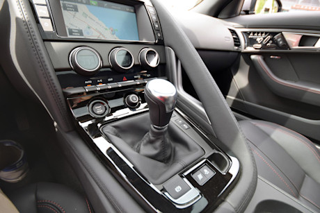 Editorial 2016 jaguar f type s coupe jp 12