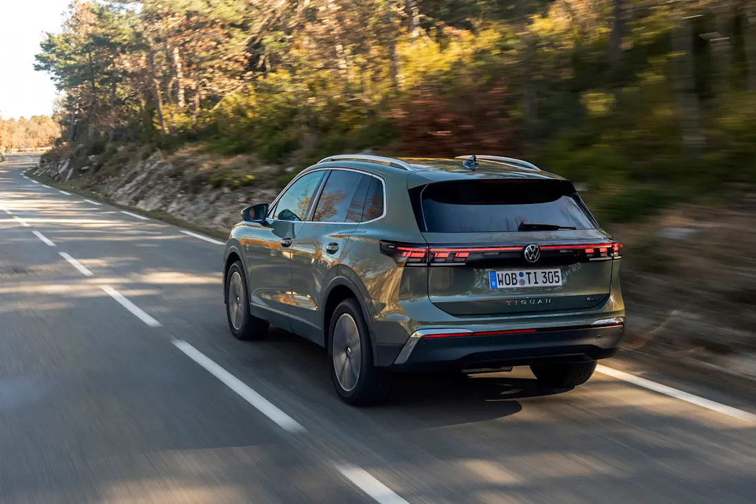 DB2024AU00076 medium DB2024AU00076 medium