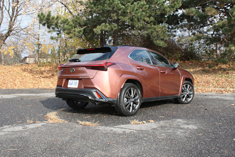 Lexus UX 300h 2025 : essai routier Body Image