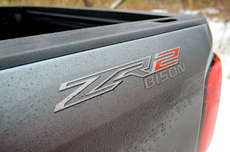 Chevrolet Colorado ZR2 Bison 2020 vs Jeep Gladiator Rubicon 2020 : match comparatif Image