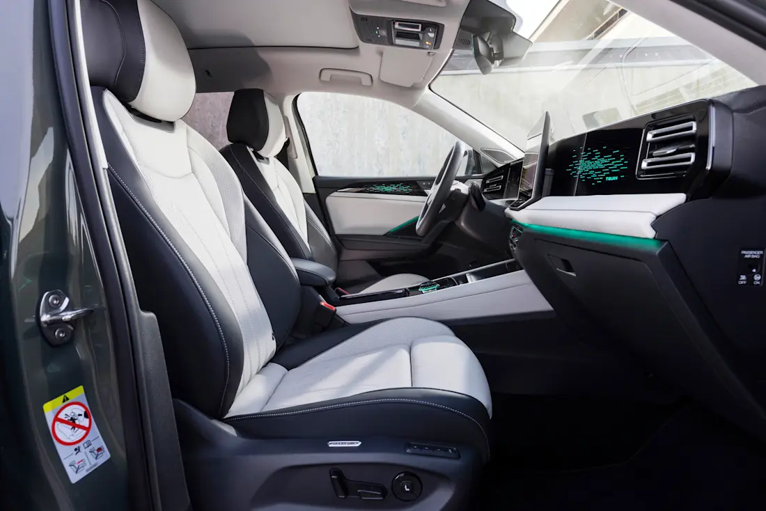 DB2024AU00086 medium DB2024AU00086 medium