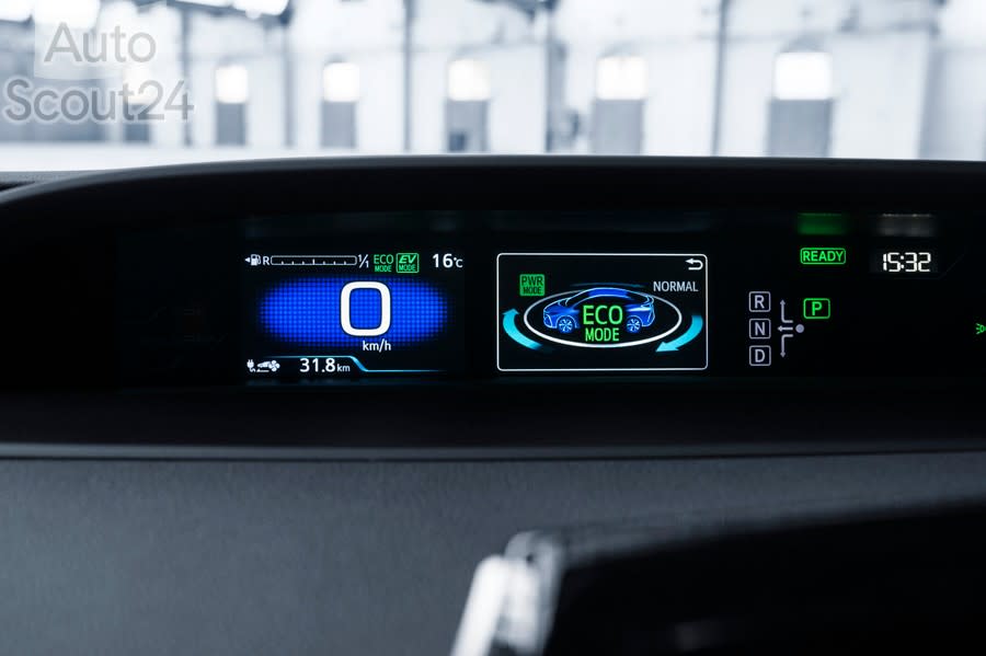 Toyota Prius PHEV (12).jpg
