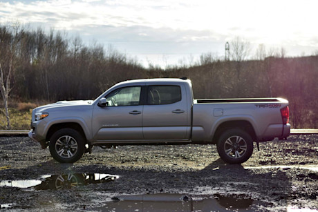 Editorial 2016 toyota tacoma 4x4 dc v6 trd jp 04