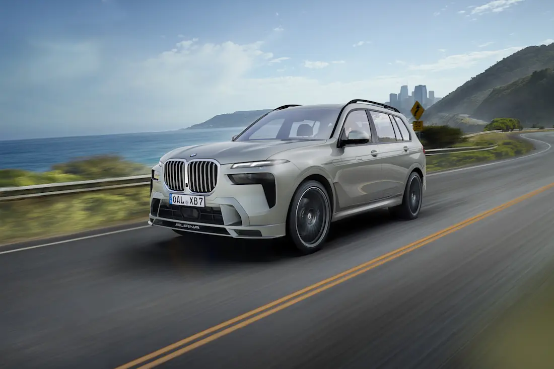 Alpina XB7 (2022) rijdend, vooraanzicht
