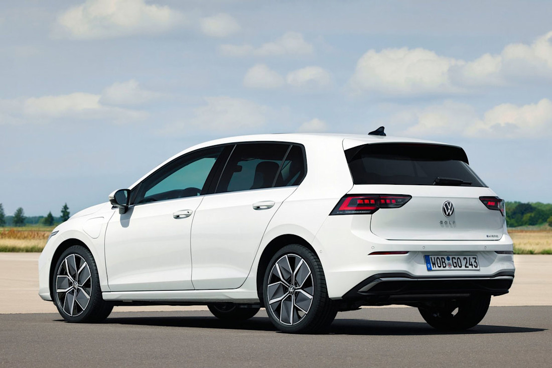 Volkswagen-Golf-2024-1600-06.jpg