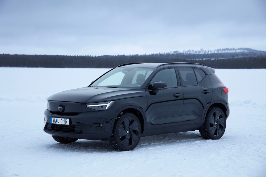 326790_Volvo_EX40_Black_Edition