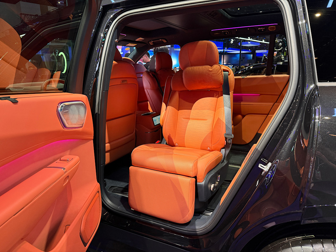Lynk 900 swivel seat.jpg