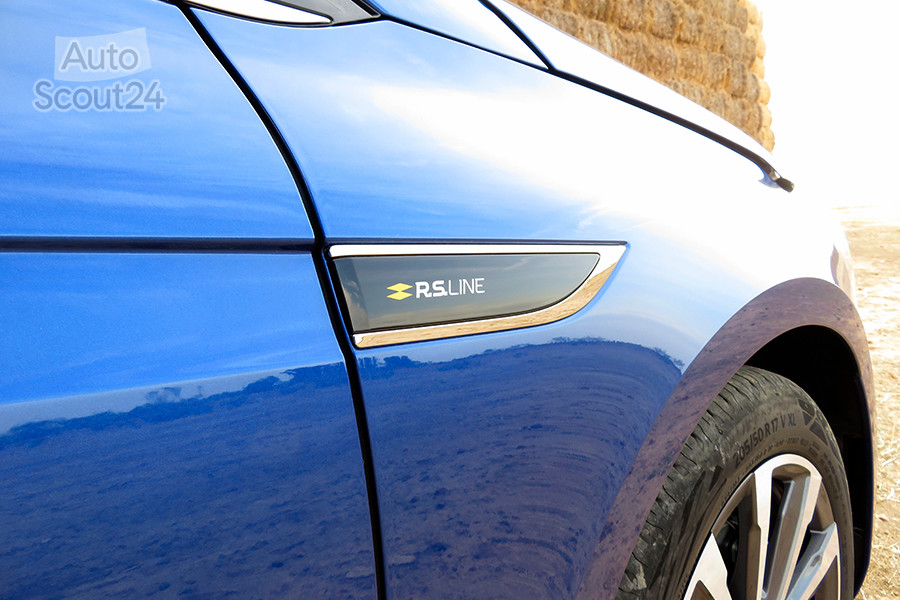 FT_12_renault_megane_hibrido_logo RS.JPG