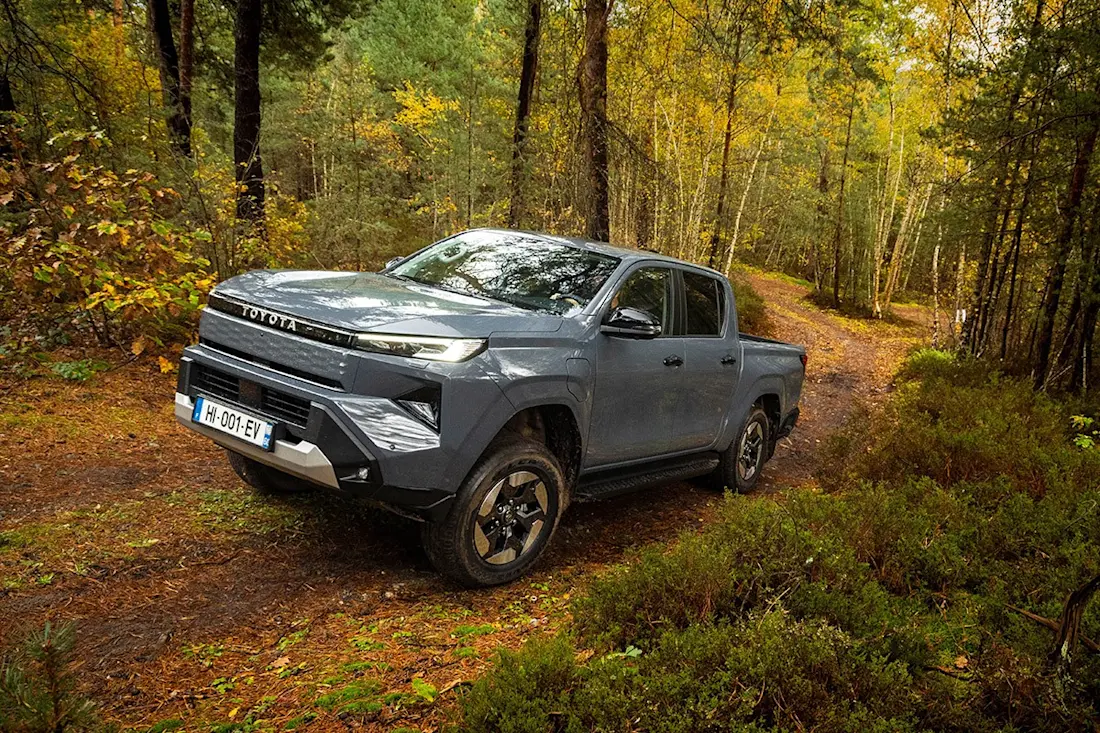 BEBE20251113 Toyota Hilux 01