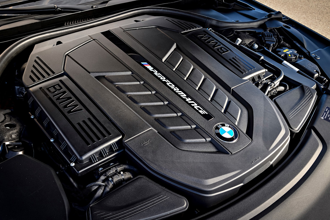 P90246927_highRes_bmw-m760li-xdrive-on.jpg