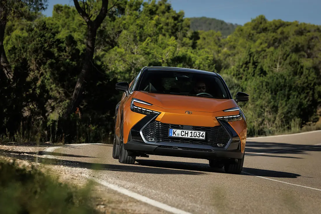 Der neue Toyota C-HR zeigt sich optisch futuristisch. Beinahe könnte man meinen, hier fährt noch eine Konzeptstudie vor.  Der neue Toyota C-HR zeigt sich optisch futuristisch. Beinahe könnte man meinen, hier fährt noch eine Konzeptstudie vor.