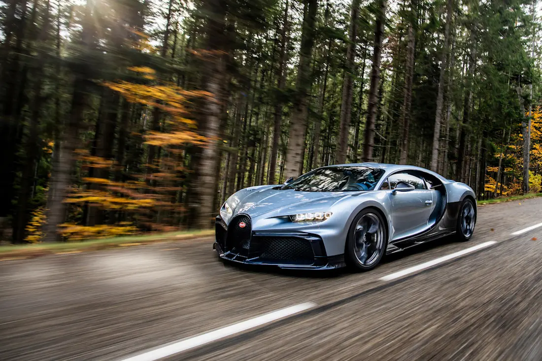 Bugatti Chiron Profilée (2023) rijdend, vooraanzicht Bugatti Chiron Profilée (2023) rijdend, vooraanzicht