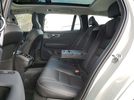 Editorial 2019 volvo v60 inscription 12 sw