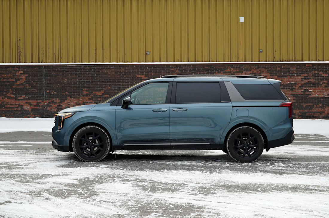 Kia Carnival Hybride SX+ 2025 : essai routier Body Image